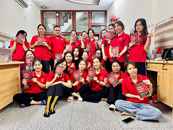 Phú Quý tặng sách cho nhân viên nhân dịp Noel thay lời nhắn gửi đồng hành cùng phát triển