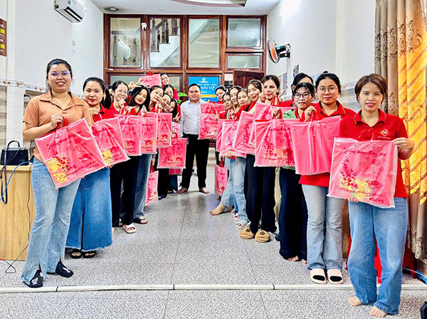 Phú Quý tặng lịch cho nhân viên trước thềm Tết dương lịch