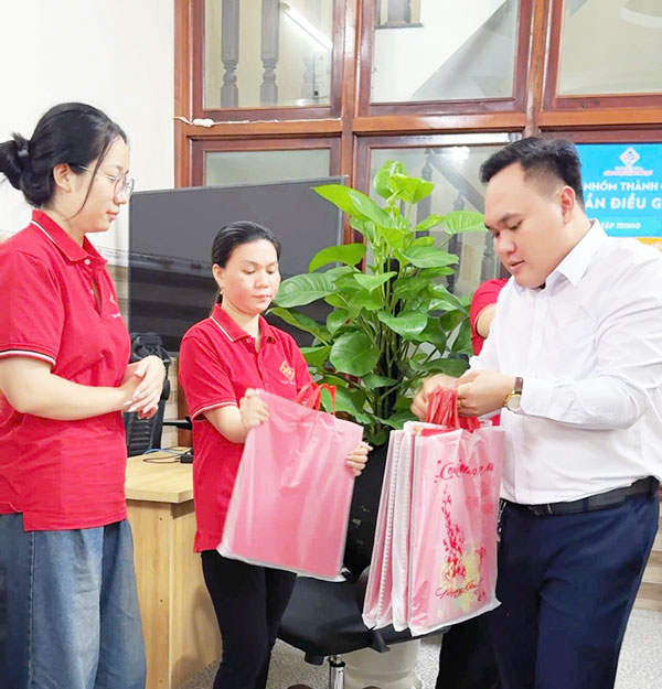 Món quà nhỏ - Giá trị tinh thần lớn gửi trao đến tập thể nhân viên Phú Quý