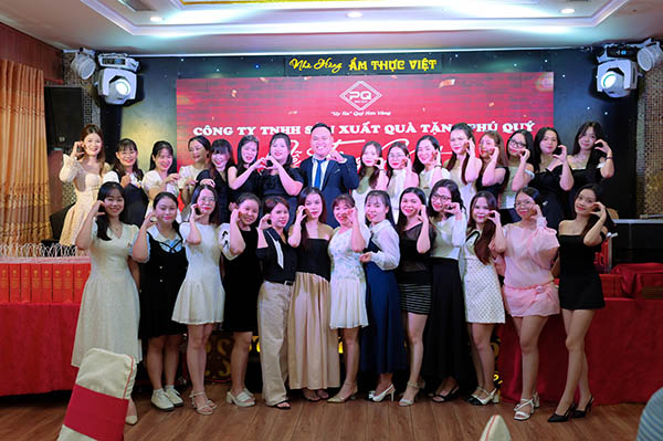 Tập thể nhân viên Phú Quý tại buổi lễ tổng kết