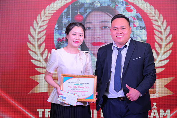 Nhân viên thử việc đạt thành tích nổi bật