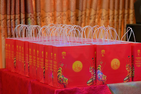 Công ty Phú Quý tặng quà trung thu cho nhân viên