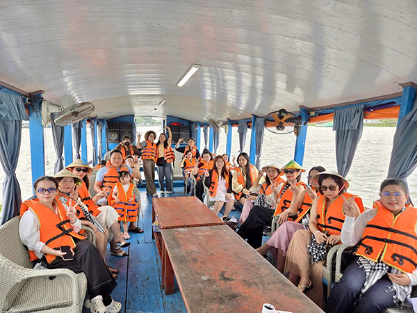 Chuyến đi là cơ hội để tập thể Phú Quý khám phá văn hoá, phong tục tập quán người miền Tây