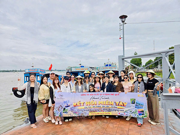 Hoạt động du lịch hằng năm là chính sách đãi ngộ dành cho nhân viên của Quà Tặng Phú Quý Hoạt động du lịch hằng năm là chính sách đãi ngộ dành cho nhân viên của Quà Tặng Phú Quý