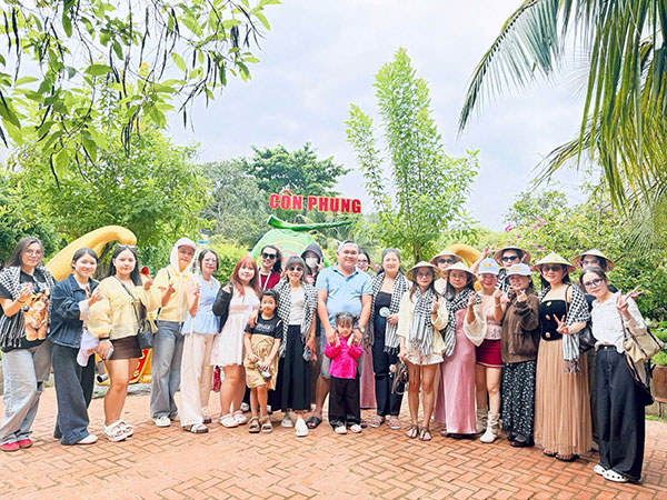 Chuyến đi là cơ hội để nhân viên khám phá văn hóa miền Tây – Hiểu hơn về con người và phong tục địa phương Chuyến đi là cơ hội để nhân viên khám phá văn hóa miền Tây – Hiểu hơn về con người và phong tục địa phương