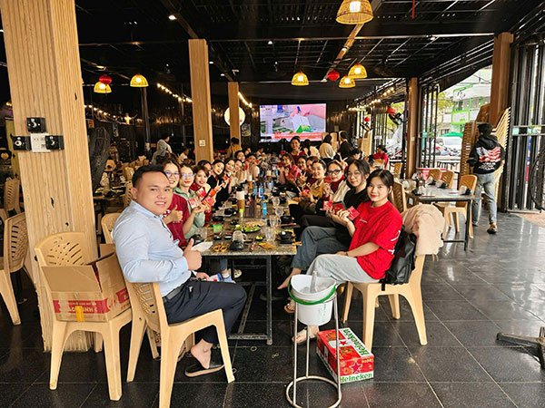 Bữa trưa ấm áp của toàn thể công ty