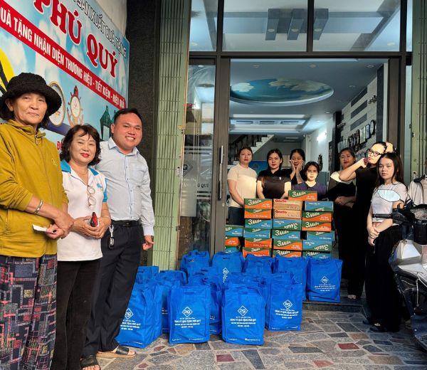 Đại diện Phú Quý cùng đại diện bà con khu phố chụp ảnh kỷ niệm Đại diện Phú Quý cùng đại diện bà con khu phố chụp ảnh kỷ niệm