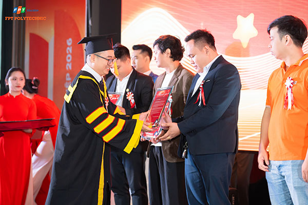 Quà Tặng Phú Quý lan toả tinh thần gắn kết nhà trường - vì thế hệ trẻ Quà Tặng Phú Quý lan toả tinh thần gắn kết nhà trường - vì thế hệ trẻ