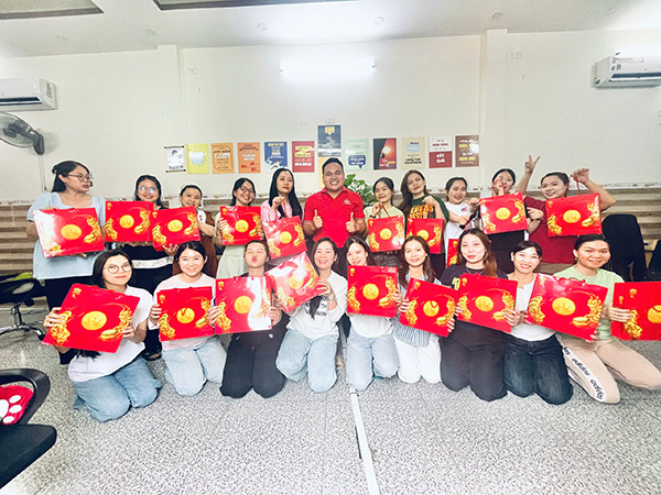 Phú Quý tặng quà Trung thu cho nhân viên Phú Quý tặng quà Trung thu cho nhân viên
