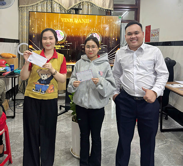 Quà Tặng Phú Quý vinh danh nhân viên kinh doanh xuất sắc tháng 12 Quà Tặng Phú Quý vinh danh nhân viên kinh doanh xuất sắc tháng 12