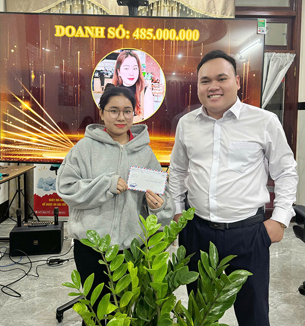 Top 2 doanh số: Vương Ngọc Thảo Top 2 doanh số: Vương Ngọc Thảo