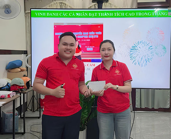 Top 1 doanh số phòng kinh doanh 1 - Trần Thị Hồng Cẩm