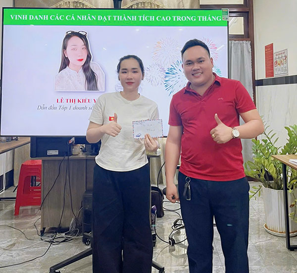 Vinh danh top 1 nhân viên kinh doanh xuất sắc tháng 7 Vinh danh top 1 nhân viên kinh doanh xuất sắc tháng 7