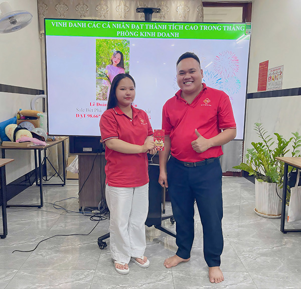 Chúc mừng nhân viên có thành tích bứt phá của tháng - Lê Đoàn Phương Uyên
