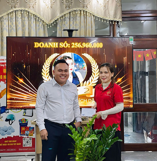 Top 2 nhân viên kinh doanh xuất sắc Top 2 nhân viên kinh doanh xuất sắc