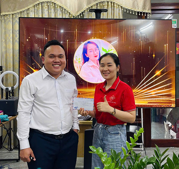 Top 1 nhân viên kinh doanh xuất sắc Top 1 nhân viên kinh doanh xuất sắc