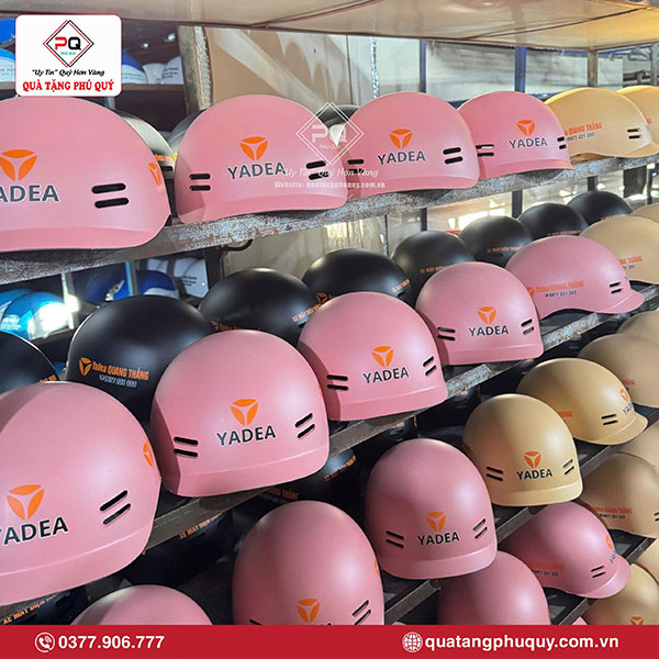 Quy trình đặt in mũ bảo hiểm xe điện tại Quà Tặng Phú Quý