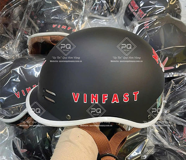 Tặng mũ bảo hiểm in logo Vinfast giúp nâng cao trải nghiệm khách hàng