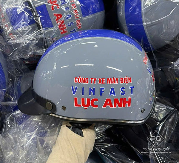 In mũ bảo hiểm Vinfast làm quà tặng giúp tăng nhận diện thương hiệu một cách tự nhiên