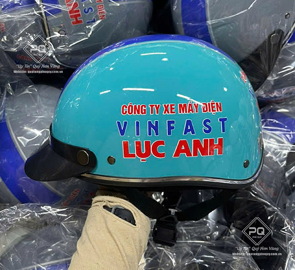In mũ bảo hiểm Vinfast làm quà tặng tạo ấn tượng tốt với khách hàng