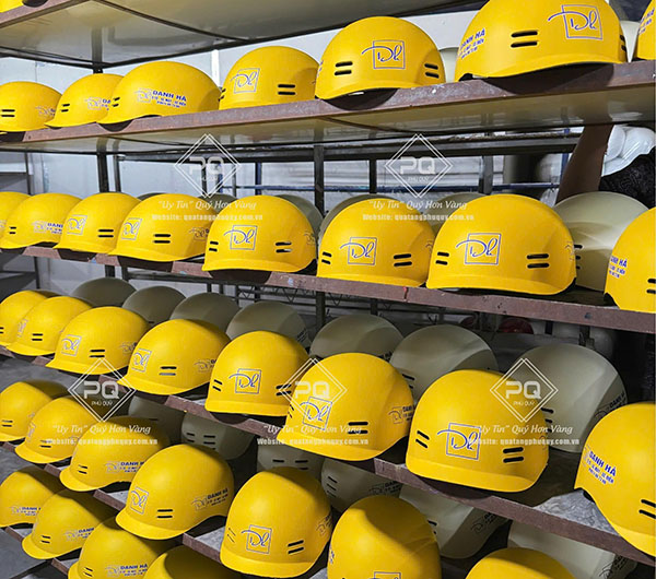 Kinh nghiệm chọn xưởng sản xuất mũ bảo hiểm quảng cáo uy tín