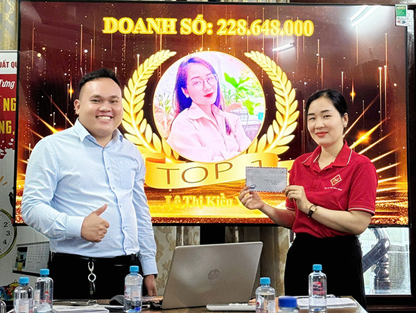 Top 1 nhân viên kinh doanh xuất sắc tháng 8