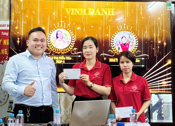 vinh danh nhân viên xuất sắc tháng 8