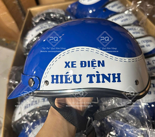 Quà tặng Phú Quý - Địa chỉ in mũ bảo hiểm xe điện giá tốt