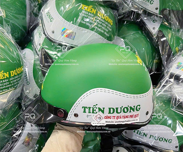 In logo lên mũ bảo hiểm làm quà tặng để nổi bật hơn đối thủ