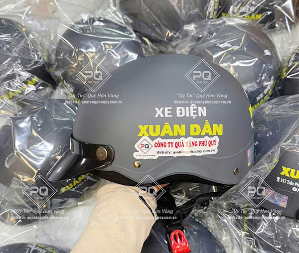 Tặng mũ bảo hiểm khi mua xe điện giúp gia tăng giá trị thương hiệu