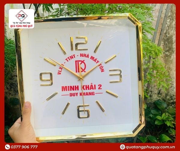 Đồng hồ treo tường vuông viền xi vàng 30cm số nổi Đồng hồ treo tường vuông viền xi vàng 30cm số nổi