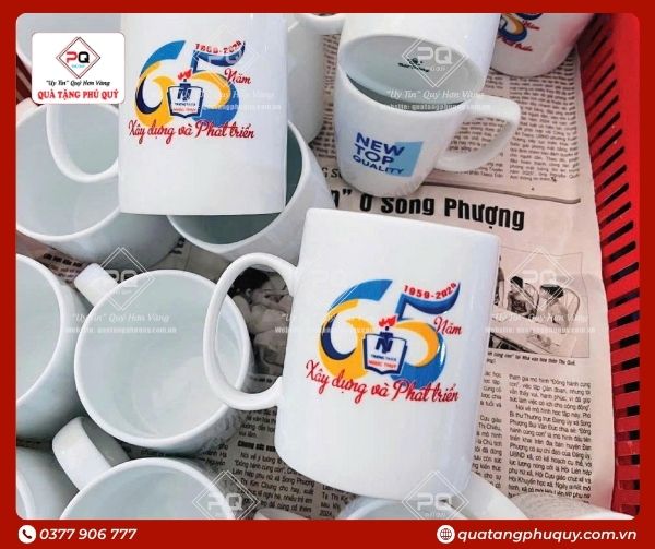 Mẫu ly sứ quà tặng kỷ niệm thành lập trường