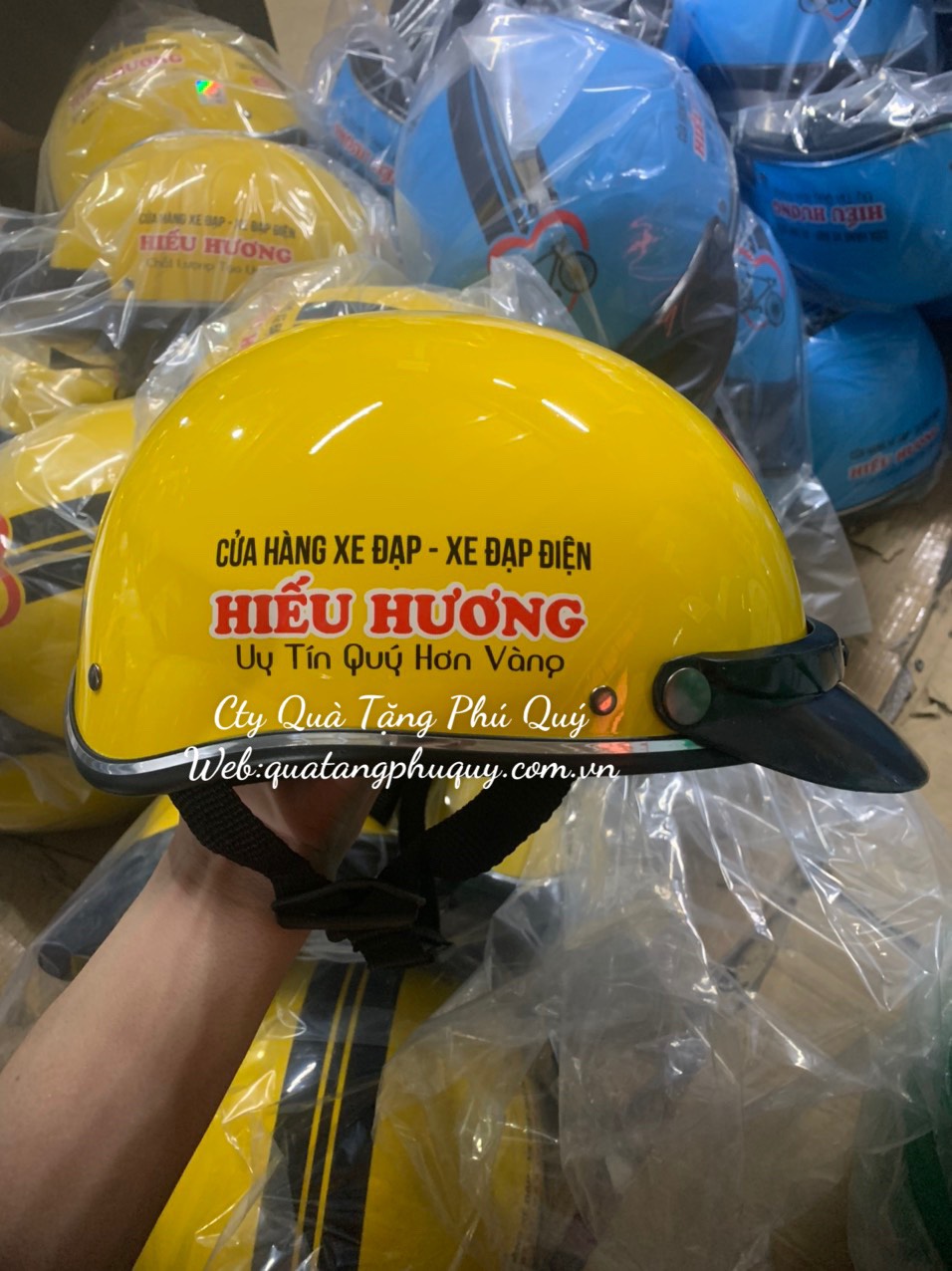 đặt mũ bảo hiểm in logo