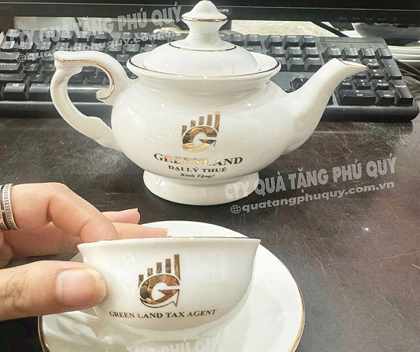 Lựa chọn bộ ấm chén in logo Phú Quý làm quà tặng doanh nghiệp